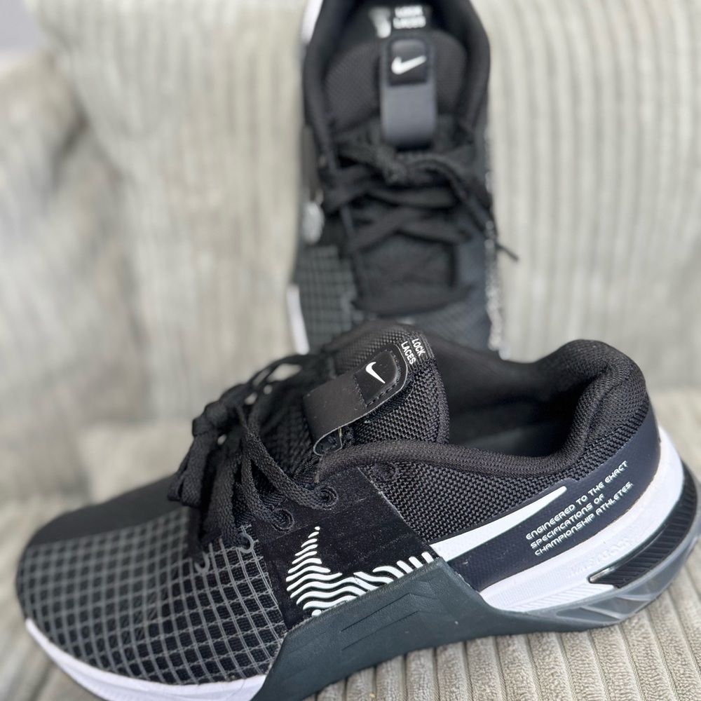 Women’s  Metcon 8 'Black Dark Smoke Grey' size 7 Gym Shoes